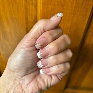 Blush Daisy French Tip Press-On Nails – Soft Pink Floral Nail Art Set